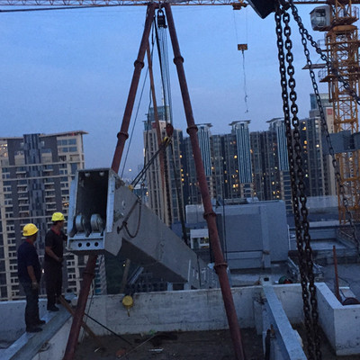 建筑安装工程 总重28吨擦窗机的起重、高空与扒杆吊装技术解析